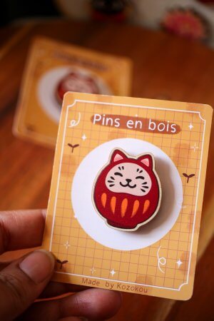 Pin's en bois - Daruma Neko