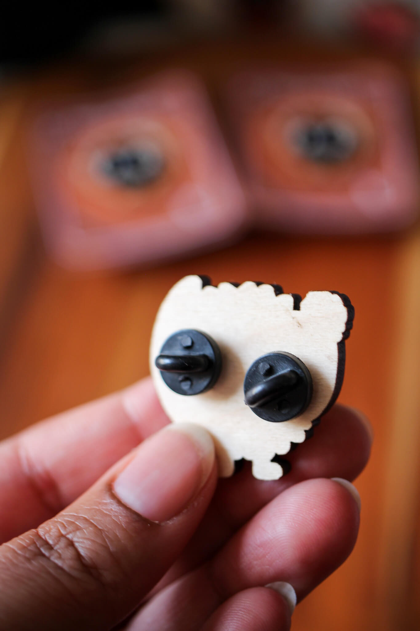 Pin's en bois - Petite Noiraude (Susuwatari) – Image 4