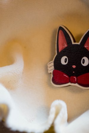 Pin's en bois - Jiji le chat noir