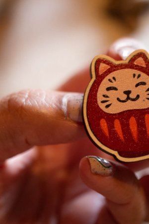 Pin's en bois - Daruma Neko