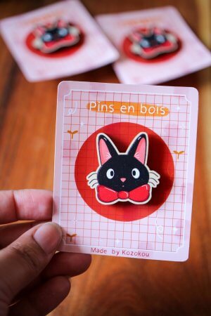 Pin's en bois - Jiji le chat noir